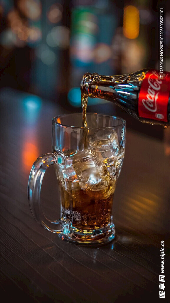 可乐倒入带冰玻璃杯