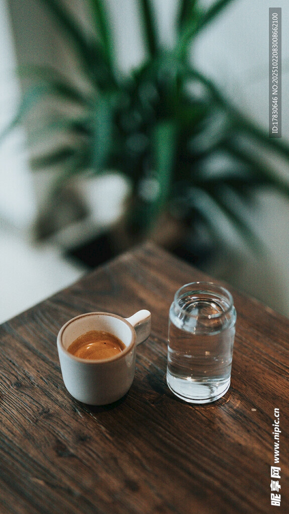 木质桌上的咖啡与玻璃杯