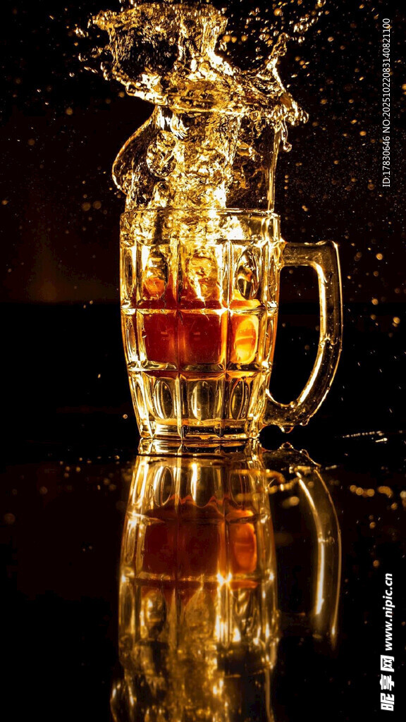 啤酒溅入杯中的精彩瞬间