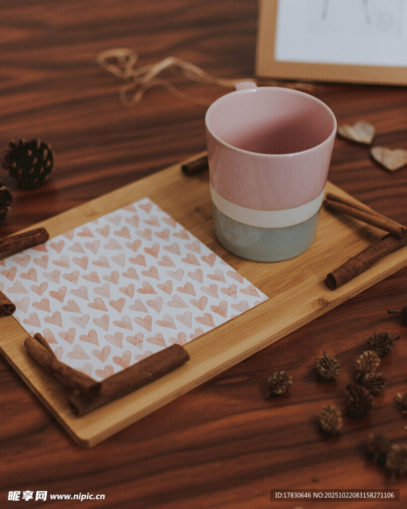 木质托盘上的陶瓷杯与餐垫