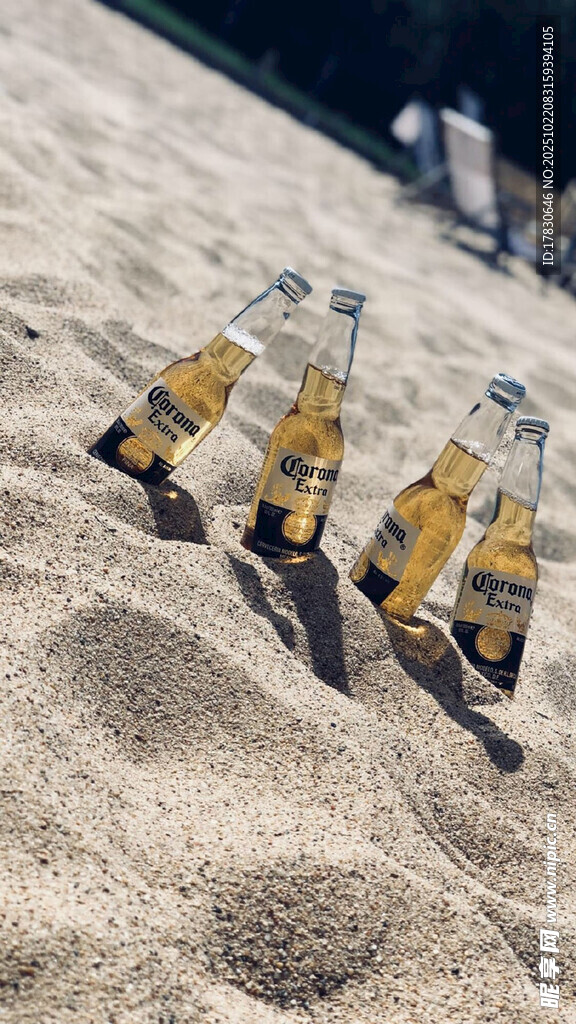 沙滩上的几瓶啤酒