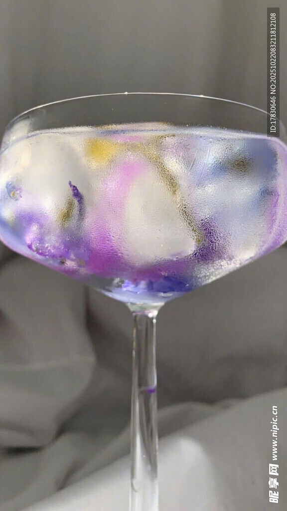 梦幻紫色调鸡尾酒