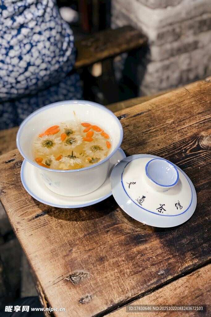 木桌上的美味养生汤