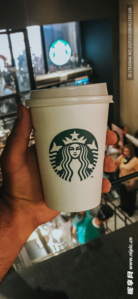 手持星巴克咖啡杯特写