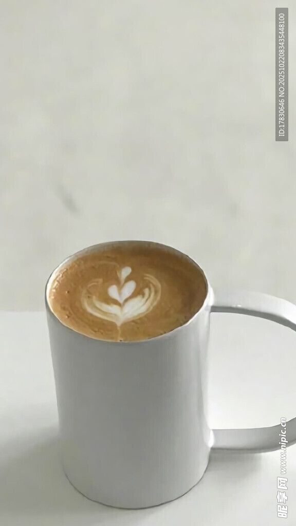 白色马克杯中的拉花咖啡