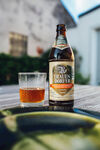 桌上的啤酒与玻璃杯