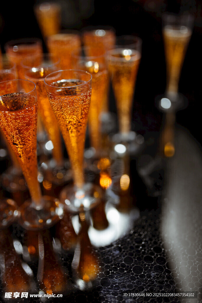 金色香槟酒杯排列