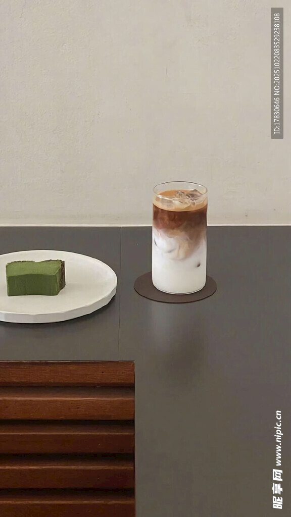 抹茶点心与分层饮品