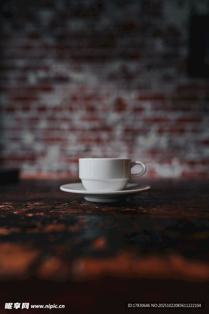 复古风木质桌上的白咖啡杯