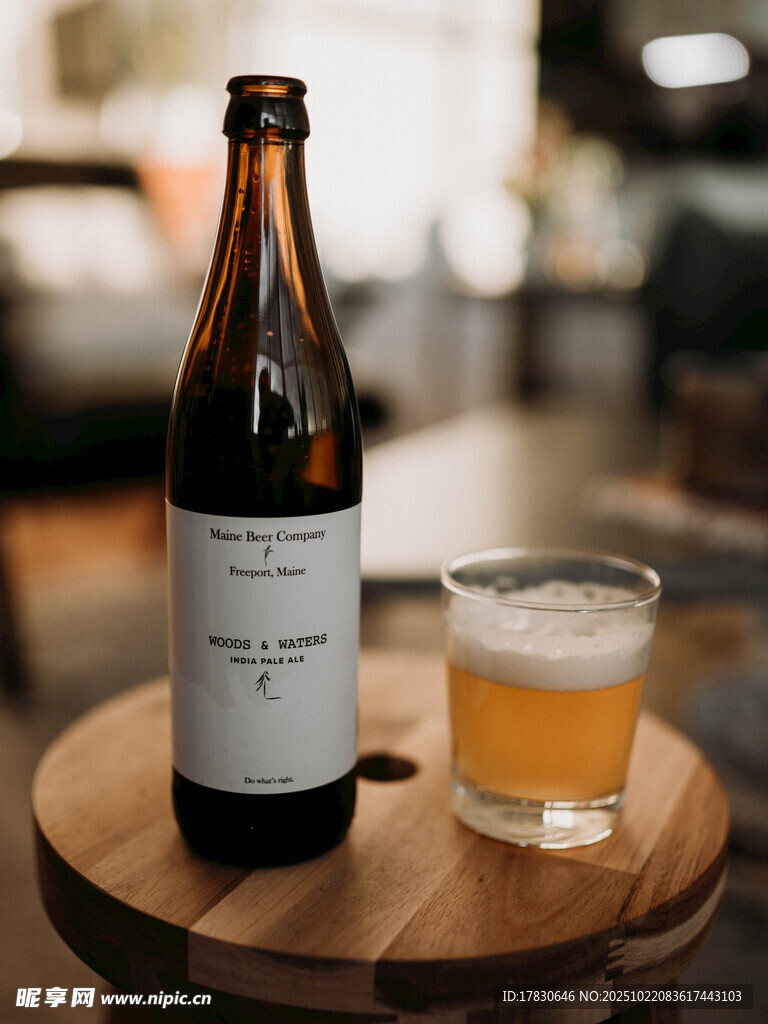 木桌上的精酿啤酒与酒杯