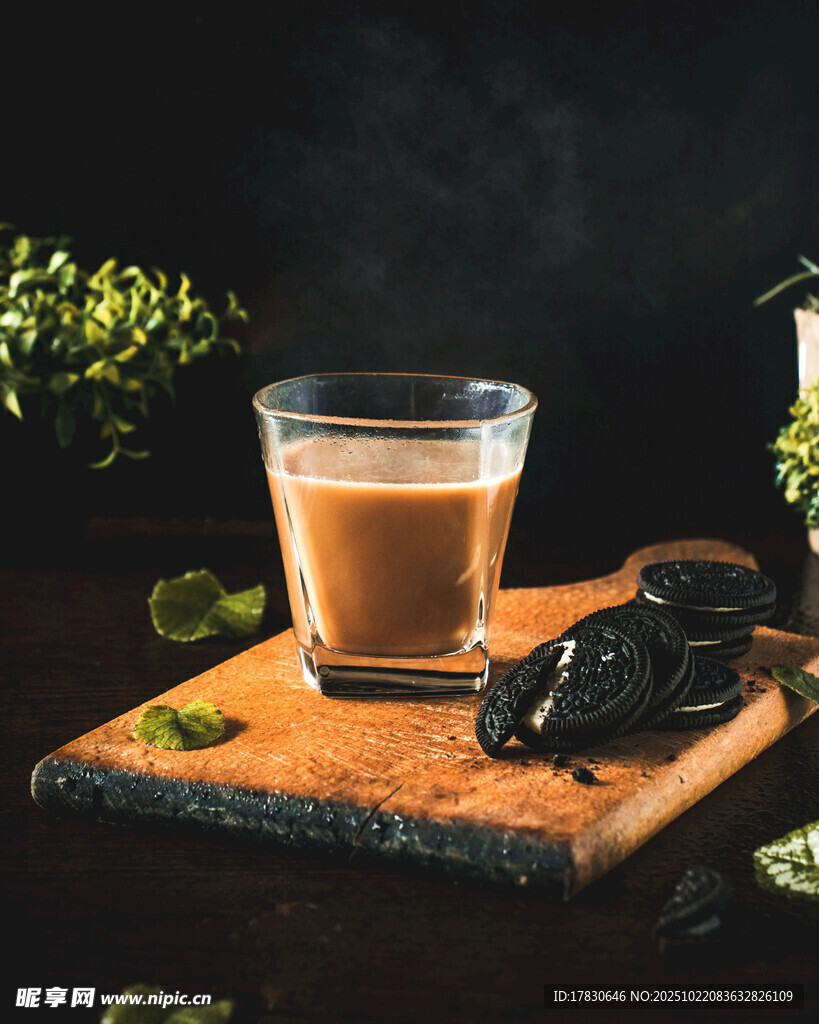 一杯醇香奶茶置于木盘上