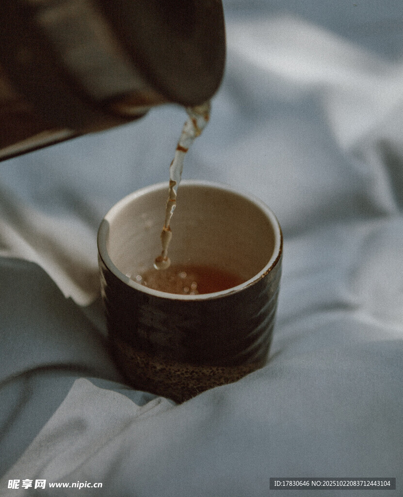 茶壶倒茶入杯温馨场景