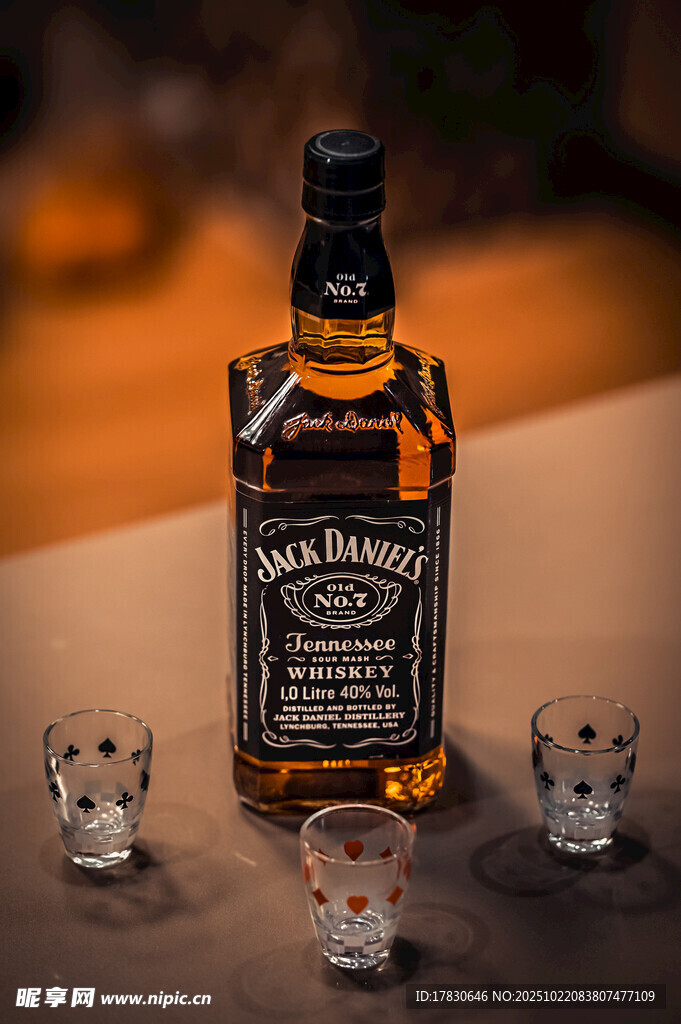 杰克丹尼威士忌与酒杯