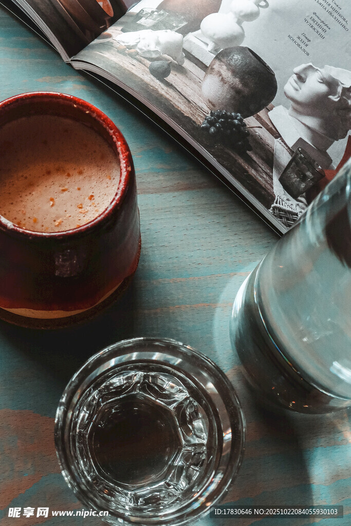 复古风桌面的咖啡与物件