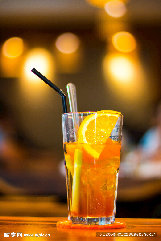 酒吧中的美味橙片鸡尾酒
