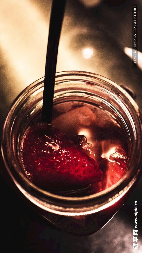 玻璃罐中的美味草莓果酱