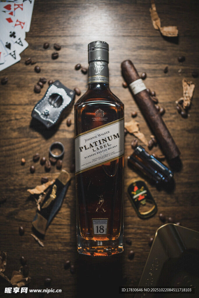 威士忌酒瓶与休闲娱乐物品