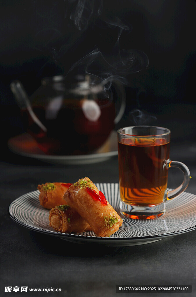 茶点与热茶的惬意时光