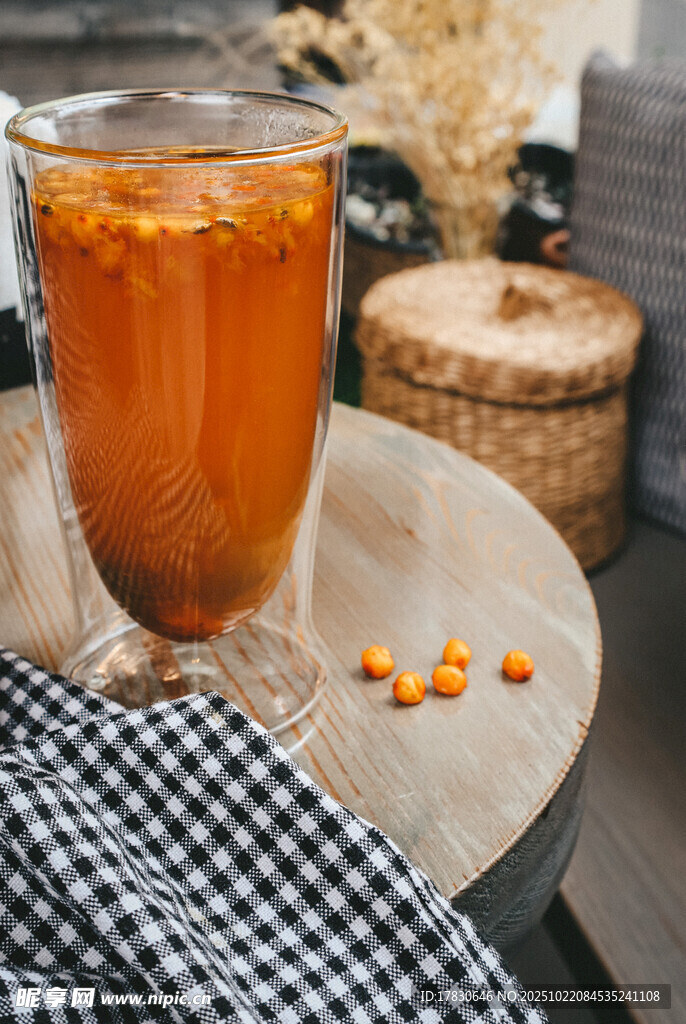 杯中暖茶桌边惬意时光
