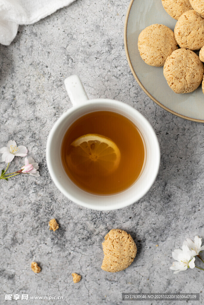柠檬茶配饼干的惬意时光