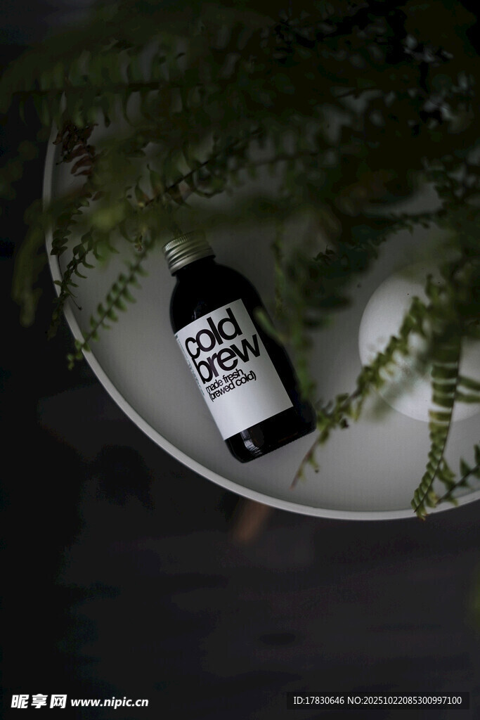 简约绿植旁的个性小瓶
