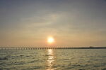 海上落日长桥美景