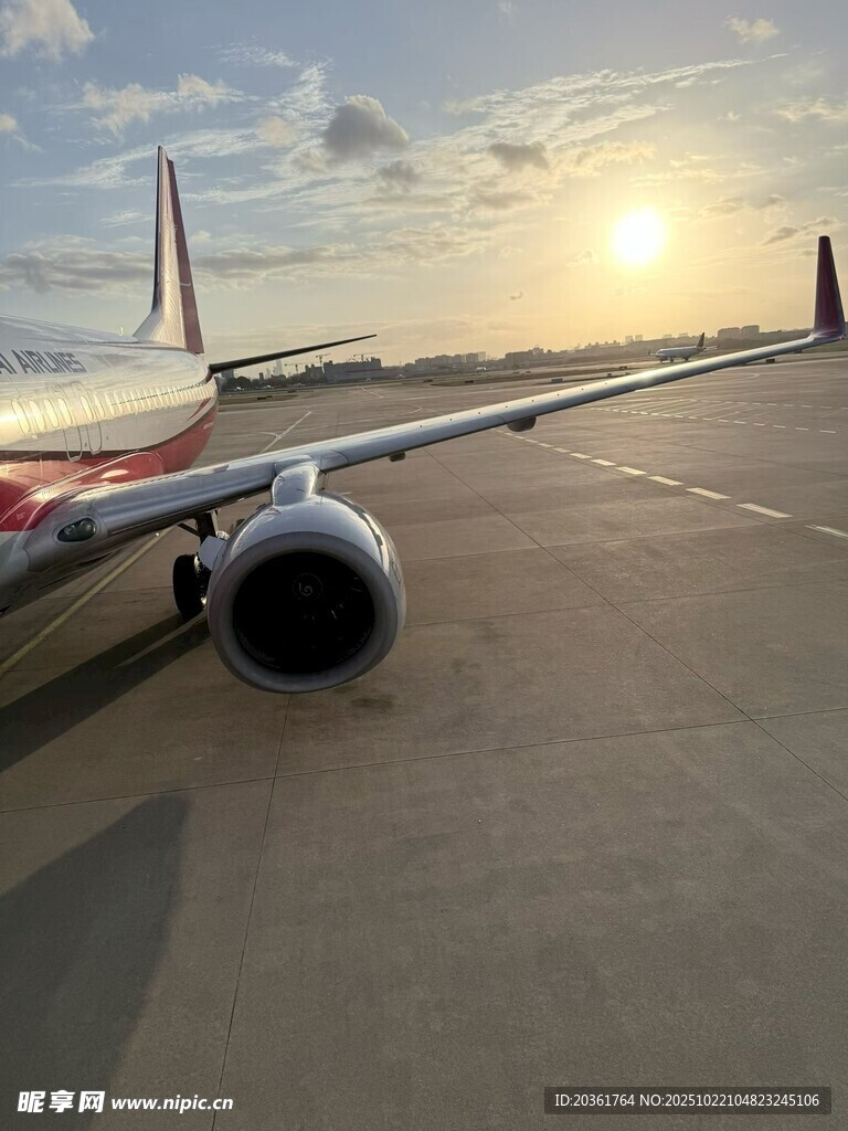 夕阳下的机场飞机