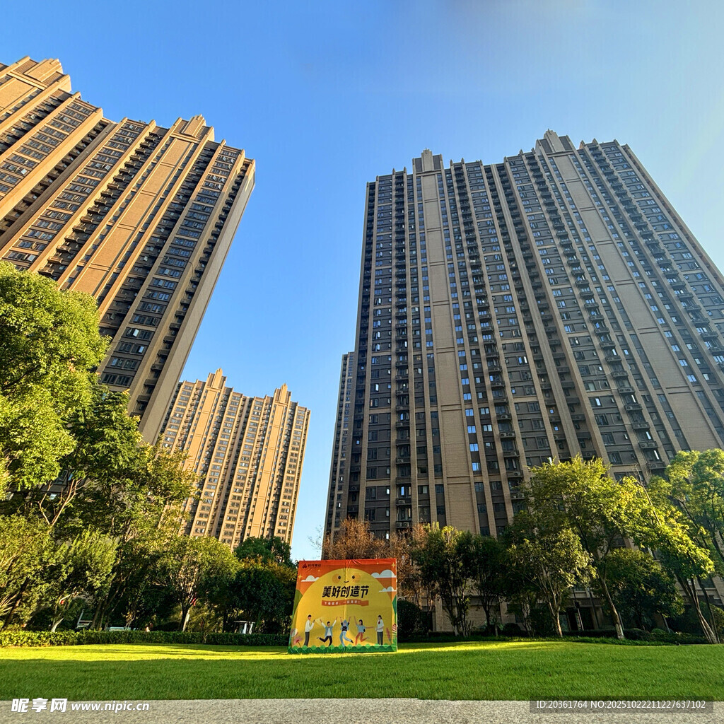 城市高楼旁的绿意景观