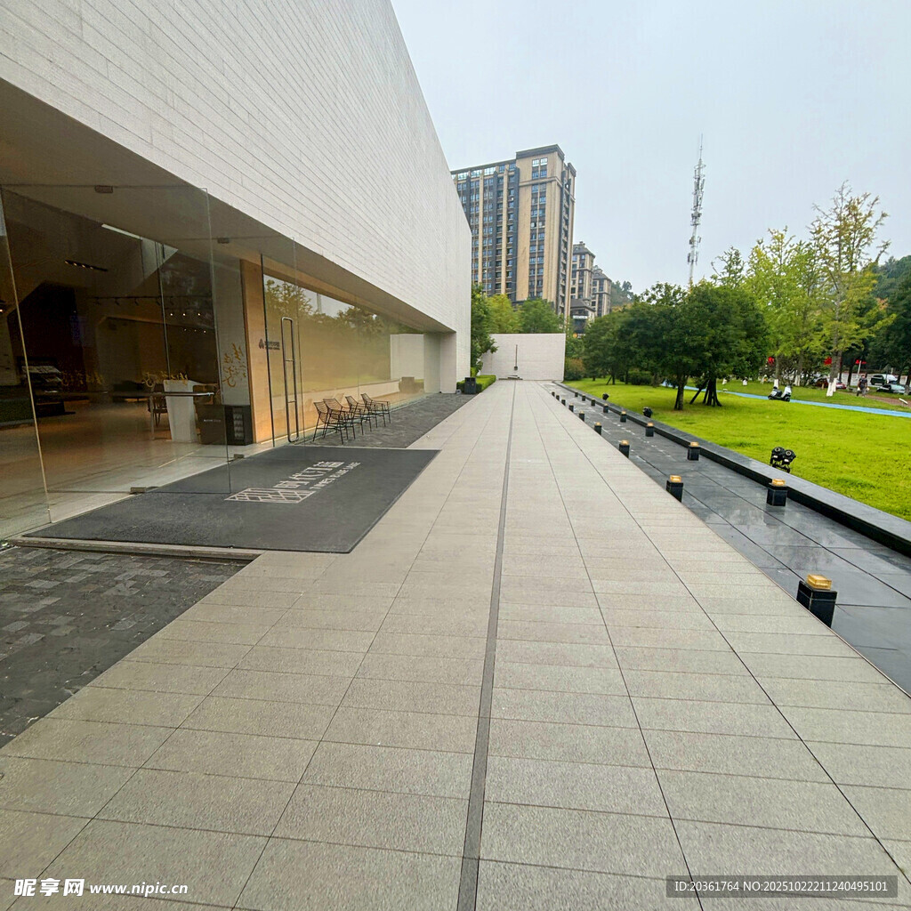 现代建筑旁的宽敞步道