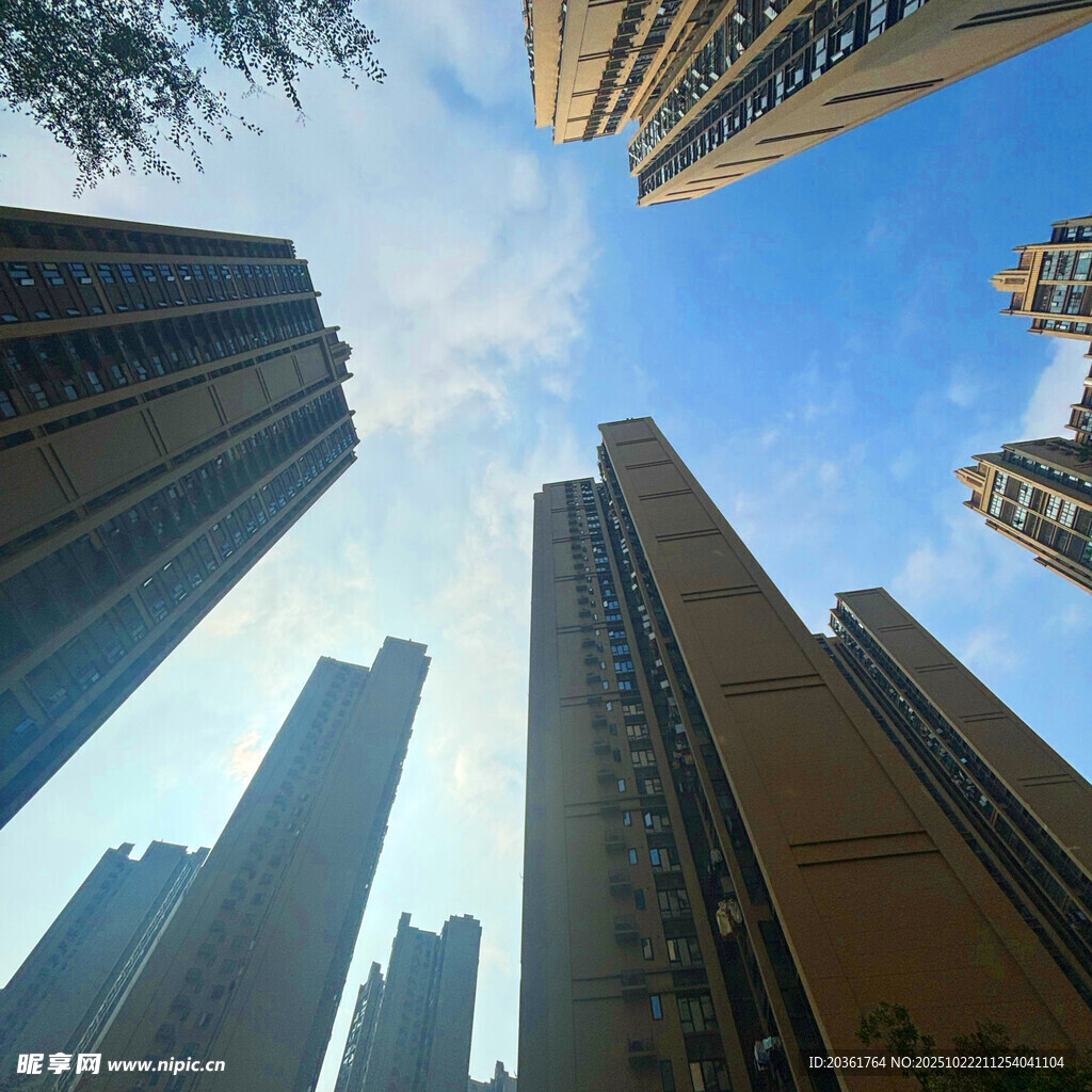 仰视都市高楼建筑群
