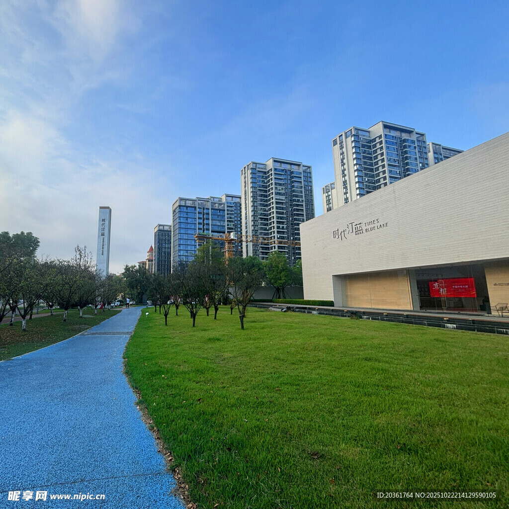 城市绿地旁的现代建筑景观