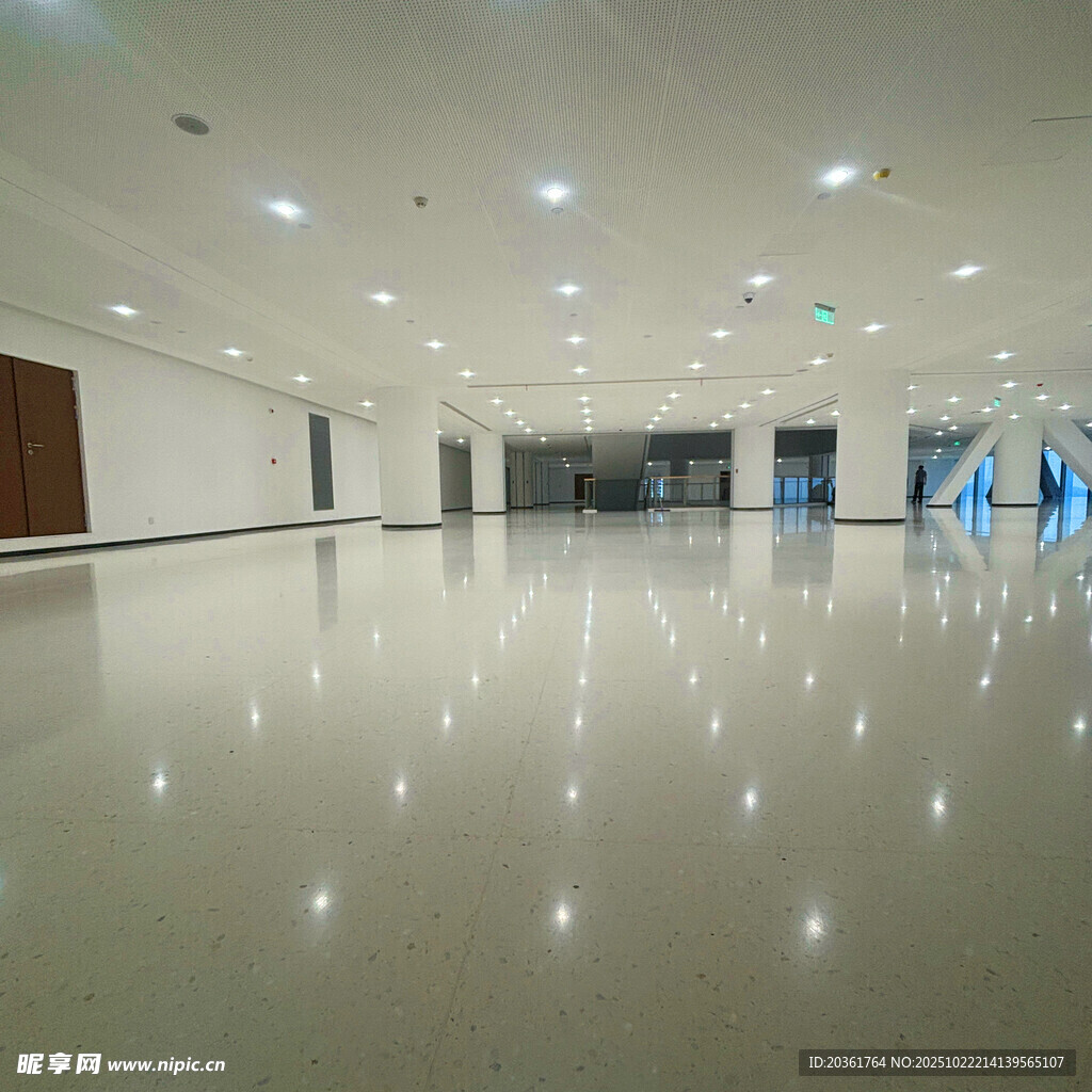 空旷明亮的现代化室内空间