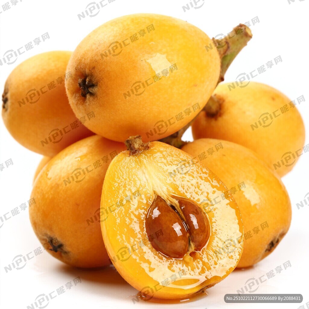 一串金黄色的枇杷 色泽鲜艳诱人