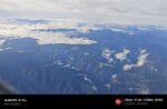 高空俯瞰连绵山脉与云海