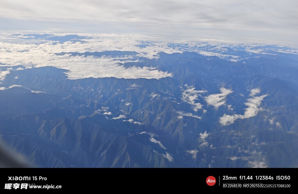 高空俯瞰连绵山脉与云海