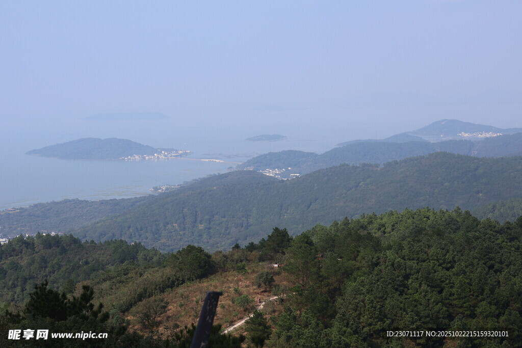 山峦叠翠间的太湖