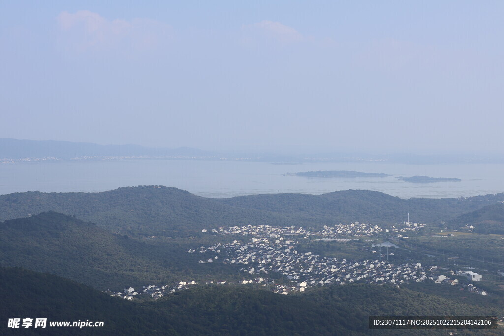 俯瞰山间城镇美景