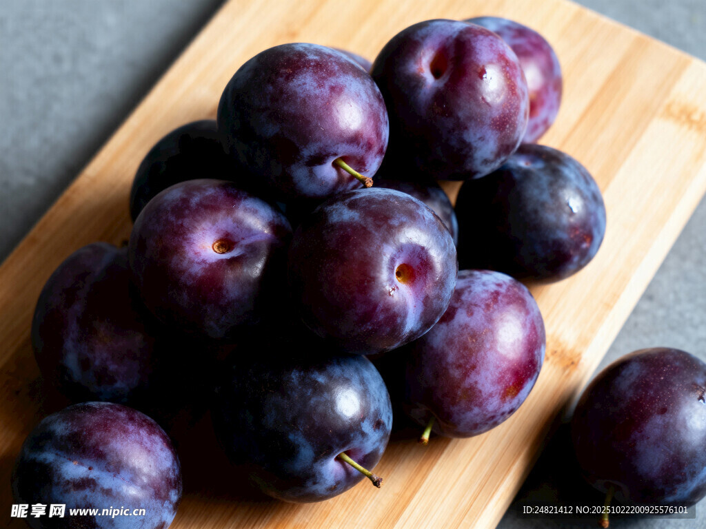 新鲜紫李子摆放在木板上
