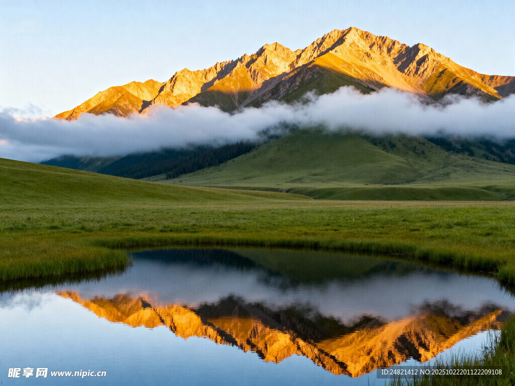 雪山映湖美景