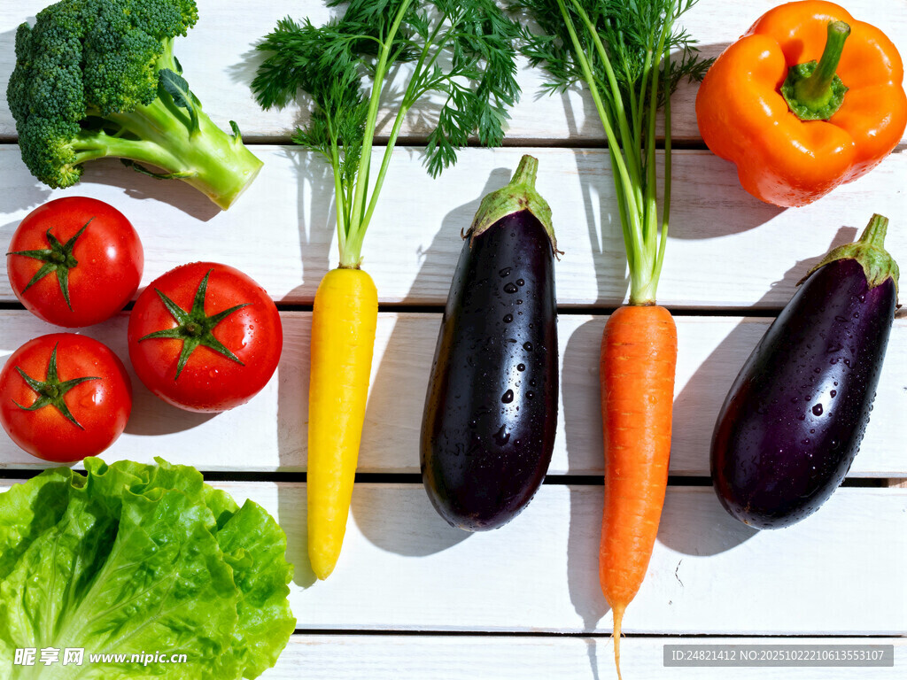 多彩新鲜蔬菜整齐排列