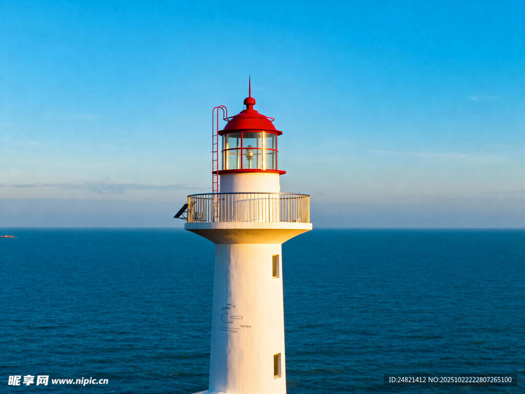 海边灯塔矗立蔚蓝海面