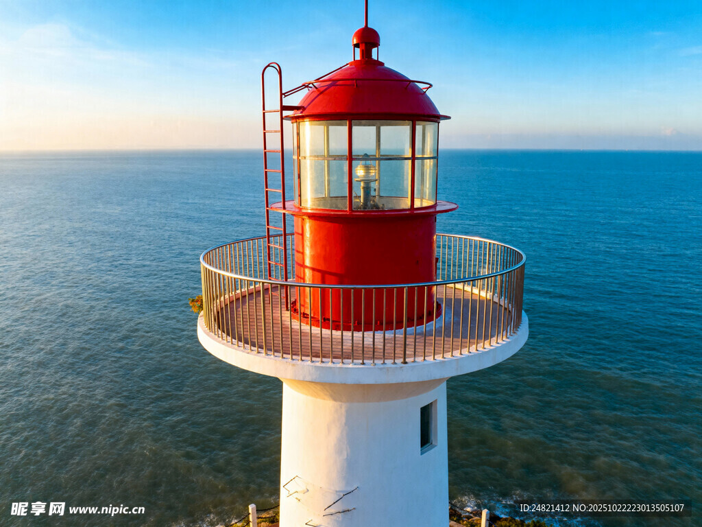 海上红色灯塔