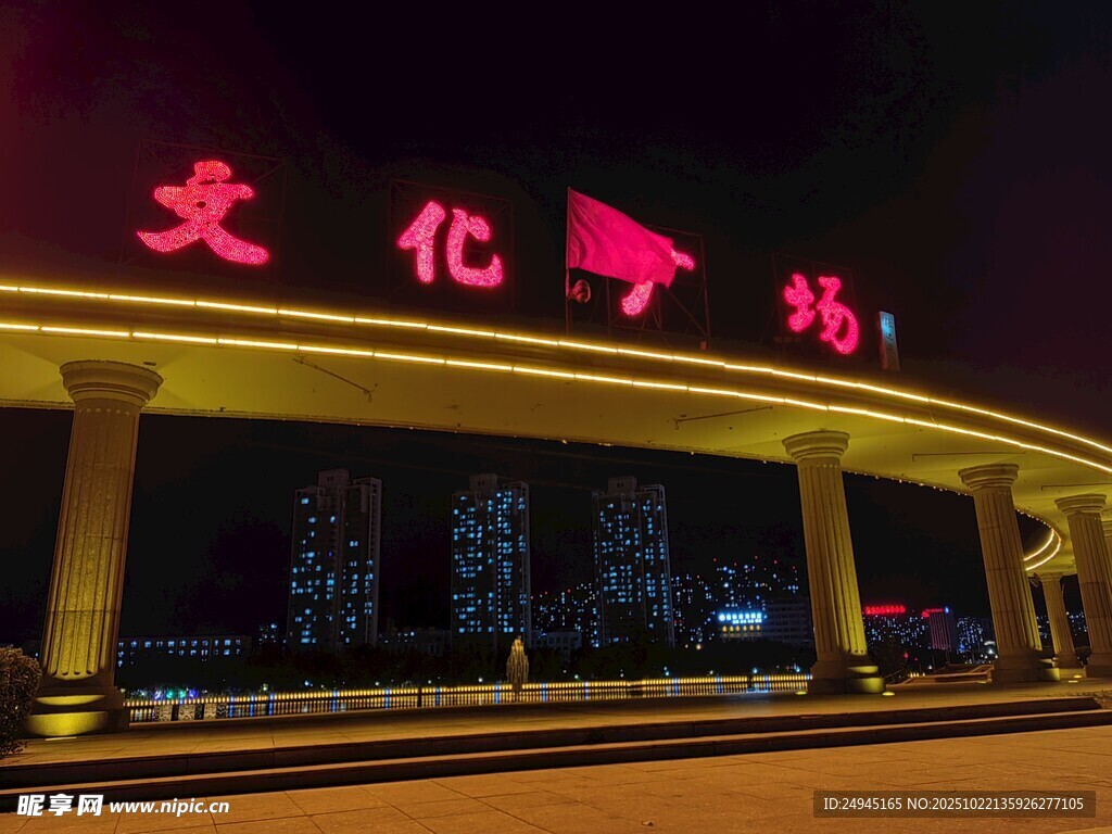 劳动湖夜晚的文化广场