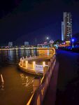 夜晚江边的璀璨风景劳动湖