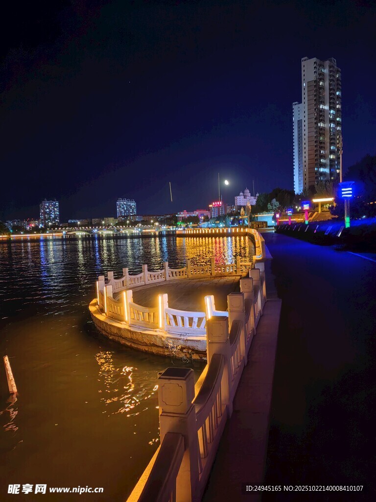 夜晚江边的璀璨风景劳动湖