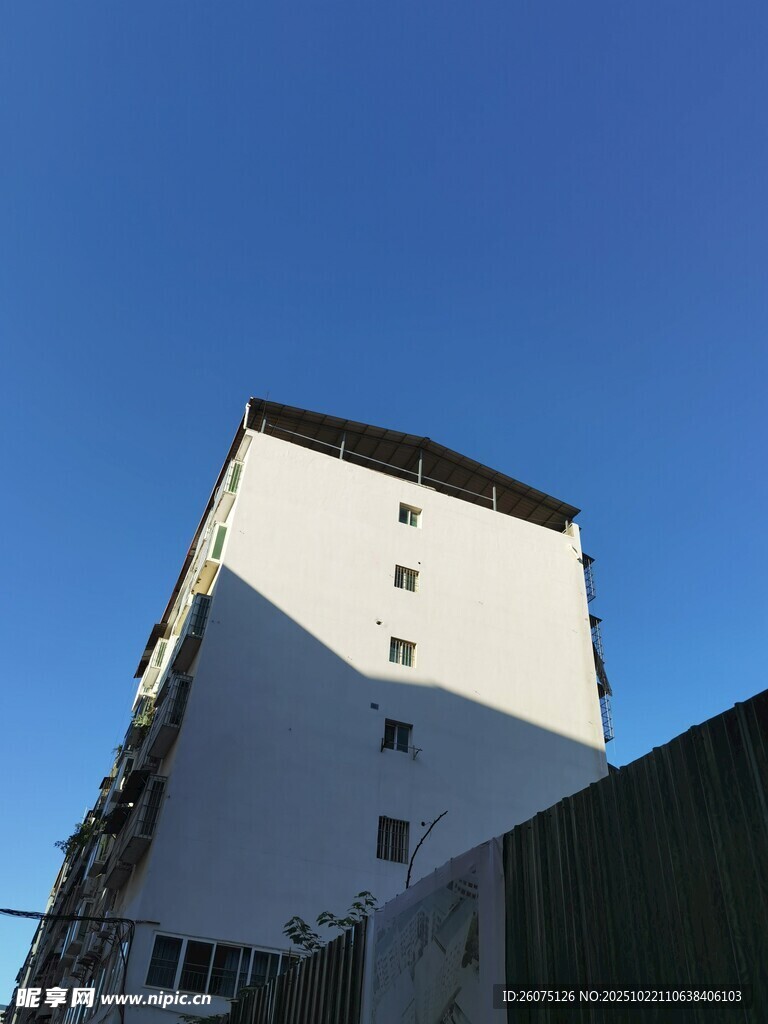 白色高楼与蓝天