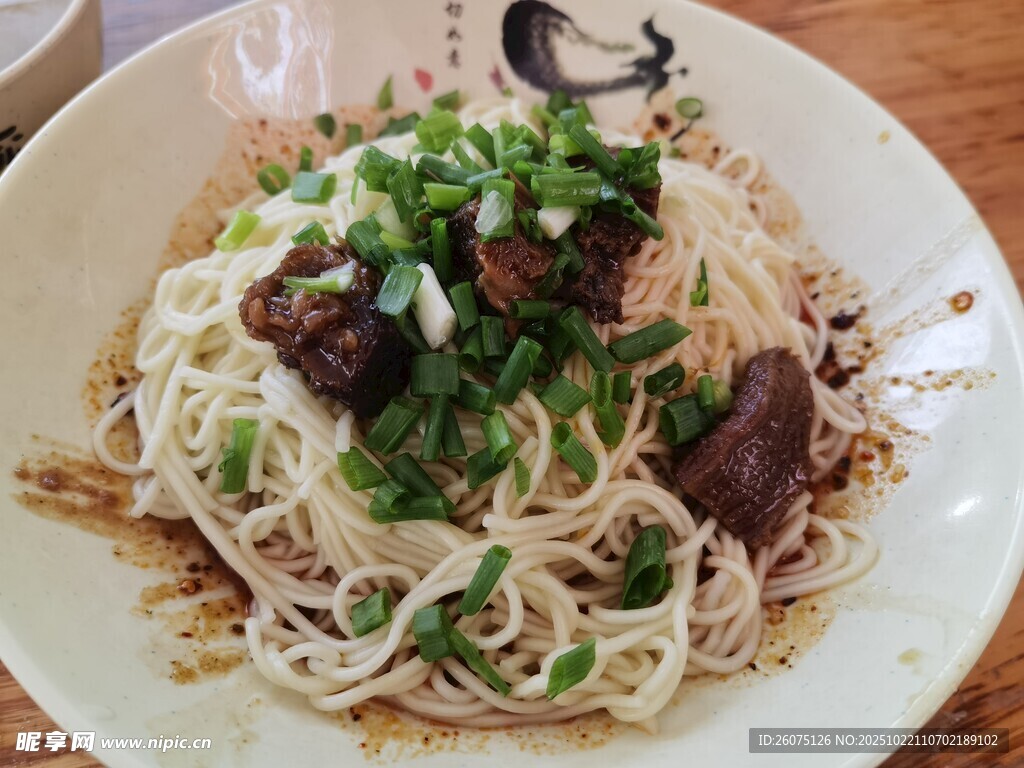 美味葱花牛肉拌面