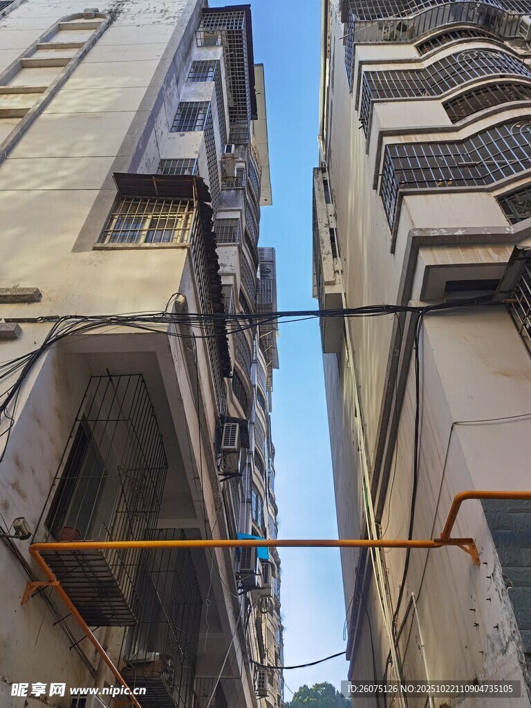 狭窄楼间的一线天空