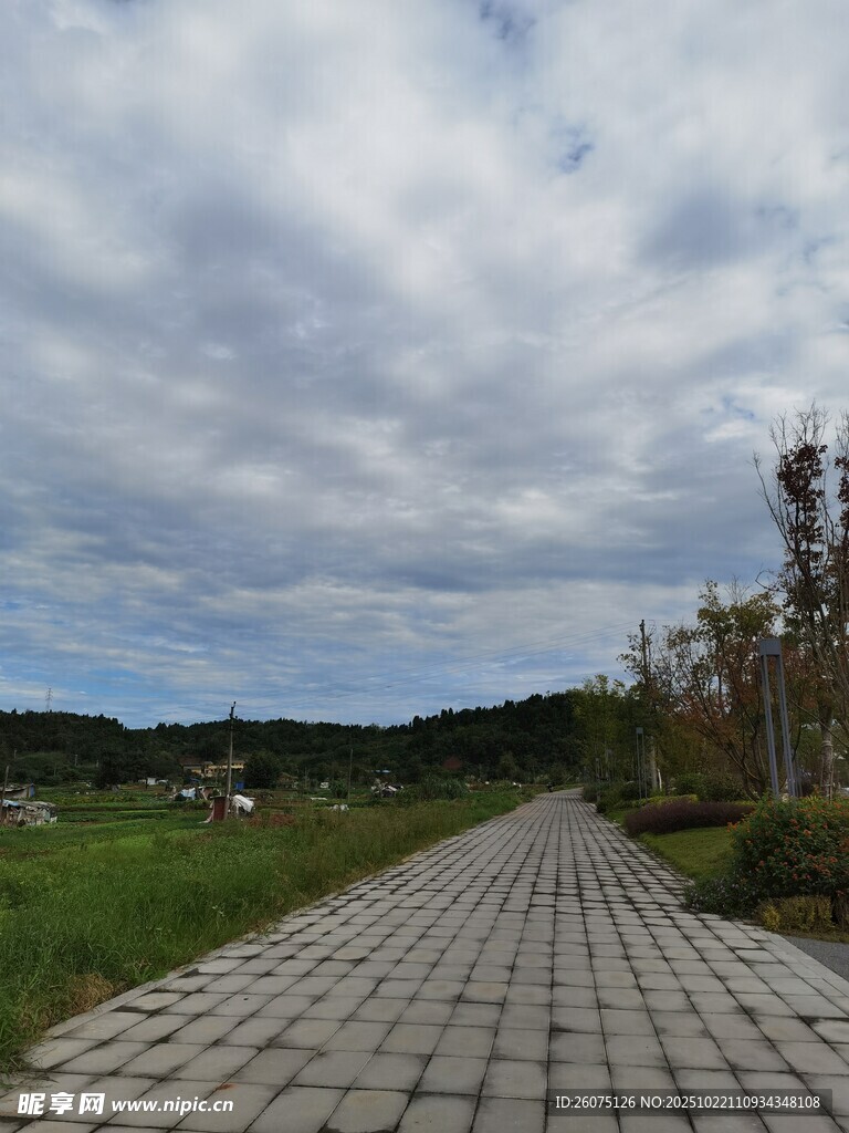 乡间石板路天空云悠悠