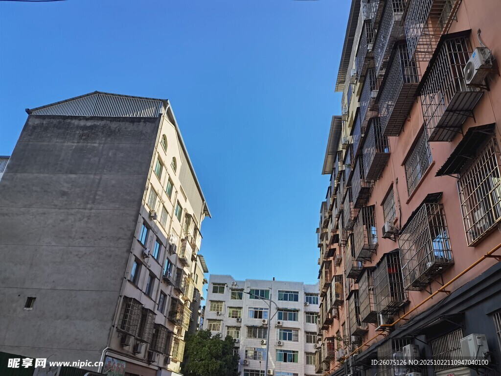 老旧居民楼的晴朗天空